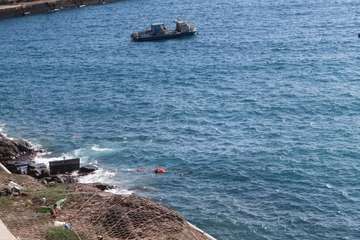 La pequeña embarcación que chocó contra la escollera del muelle de Salinetas se hundió por completo/TA.